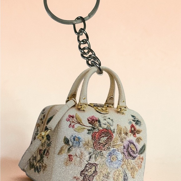2D-Floral Embroidered Cream Handbag Keychain New in Package - Picture 2 of 2